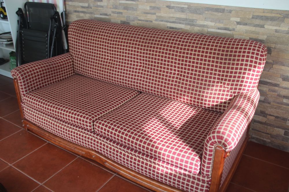 Sofá cama de madeira e tecido xadrez