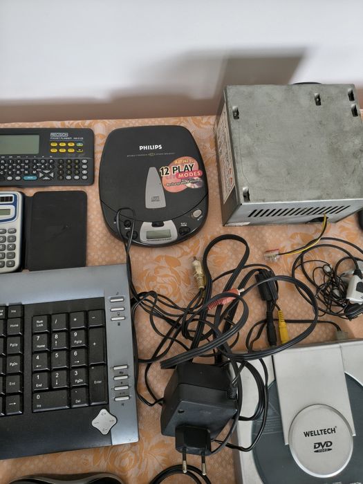 Stary telefon , kalkulator, zasilacz , dvd , casio