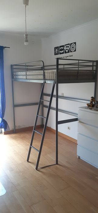 Cama alta de ferro