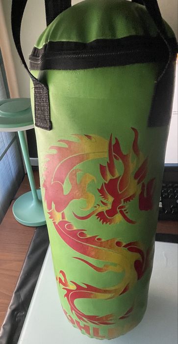 Saco de boxe infantil com luvas e capacete