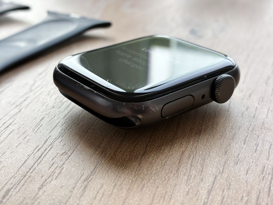 Apple Watch SE (1. gen) 44mm + GPS