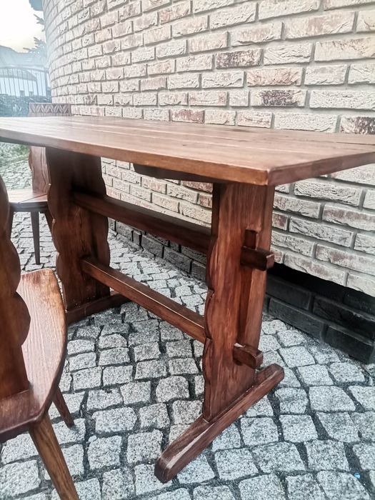 Drewniany stół z krzesłami w stylu folk