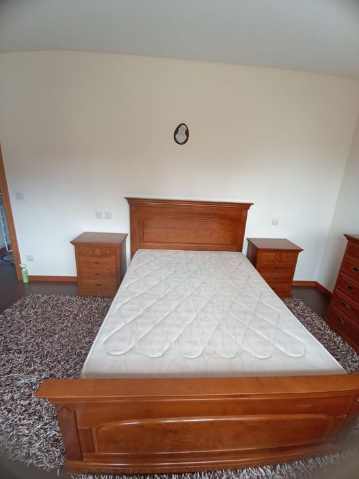 Cama mesinhas e cómoda