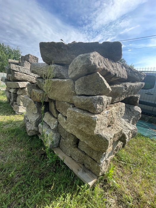 Krawężnik granitowy z dawnej drogi