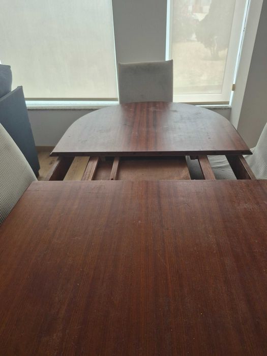 Mesa de madeira maciça.