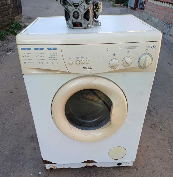 Продам стиральную машинку на запчасти  Whirlpool  FL5090/A