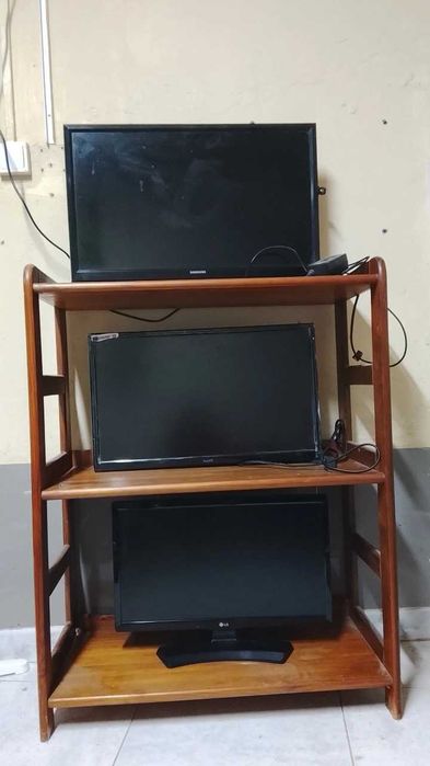 Estante + 3 televisões