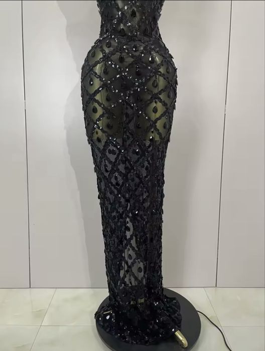 Розкішна сукня в каміннях