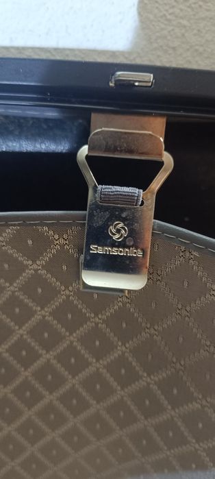 Mala  Samsonite Silhouette 4 apresenta um compartimento interior amplo com revestimento geométrico prateado e divisórias de tecido
