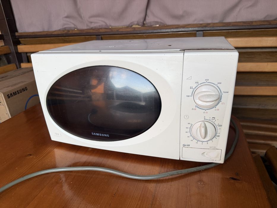 Мікрохвильовка SAMSUNG CE2718 NR 750Bт, Гриль 1100Вт