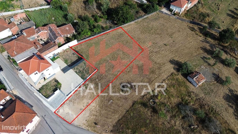 Urban Plot / Area of 728 m² / Colmeias