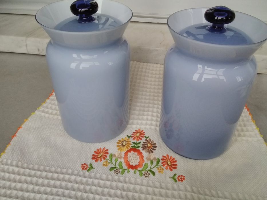 Dois potes de vidro fumado.