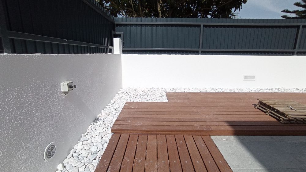 Decks, pérgolas, mobiliário exterior, relva natural e sintética