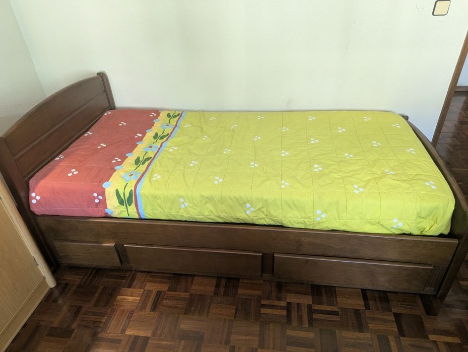 Cama solteiro com estrado
