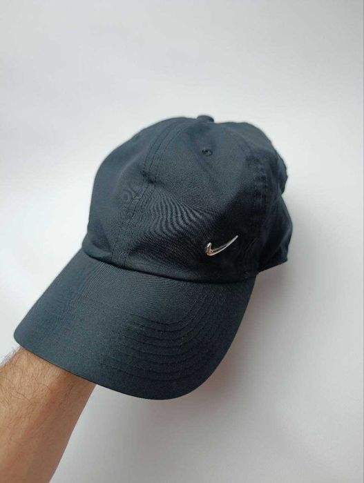 классическая чёрная бейсболка Nike (модель H86 Cap Metal Swoosh