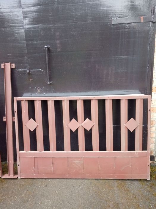 Секції огорожі з стовпчиками.