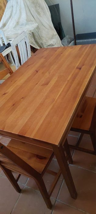 Conjunto de mesa e cadeiras