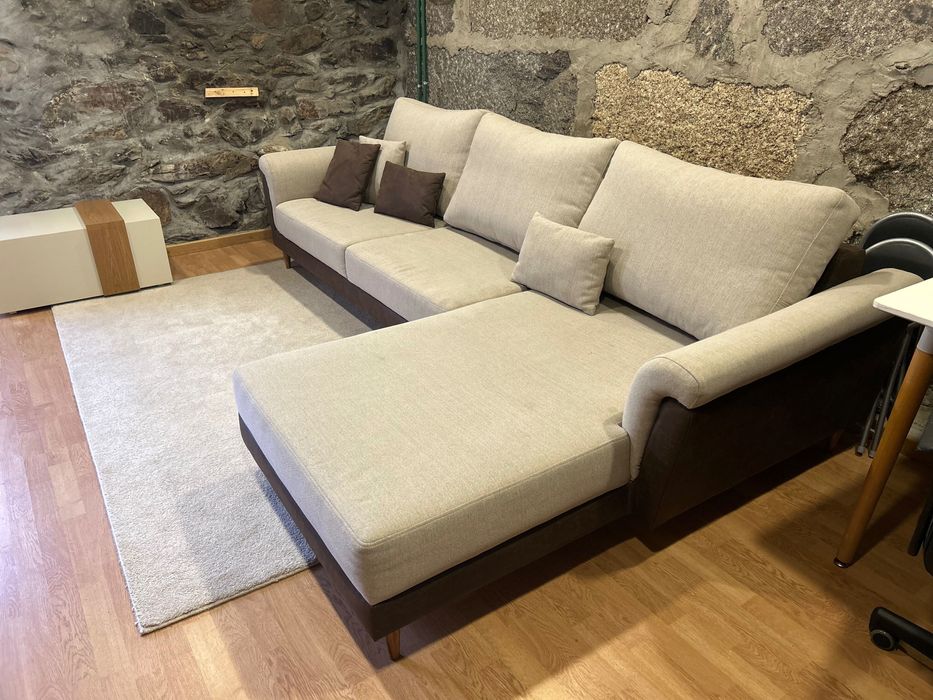 Sofá com chaise-long