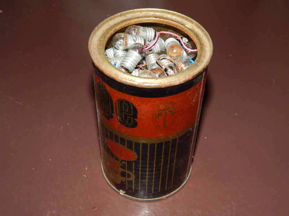 Лампочка лампа маленькая универсальная электрика освещения приборов