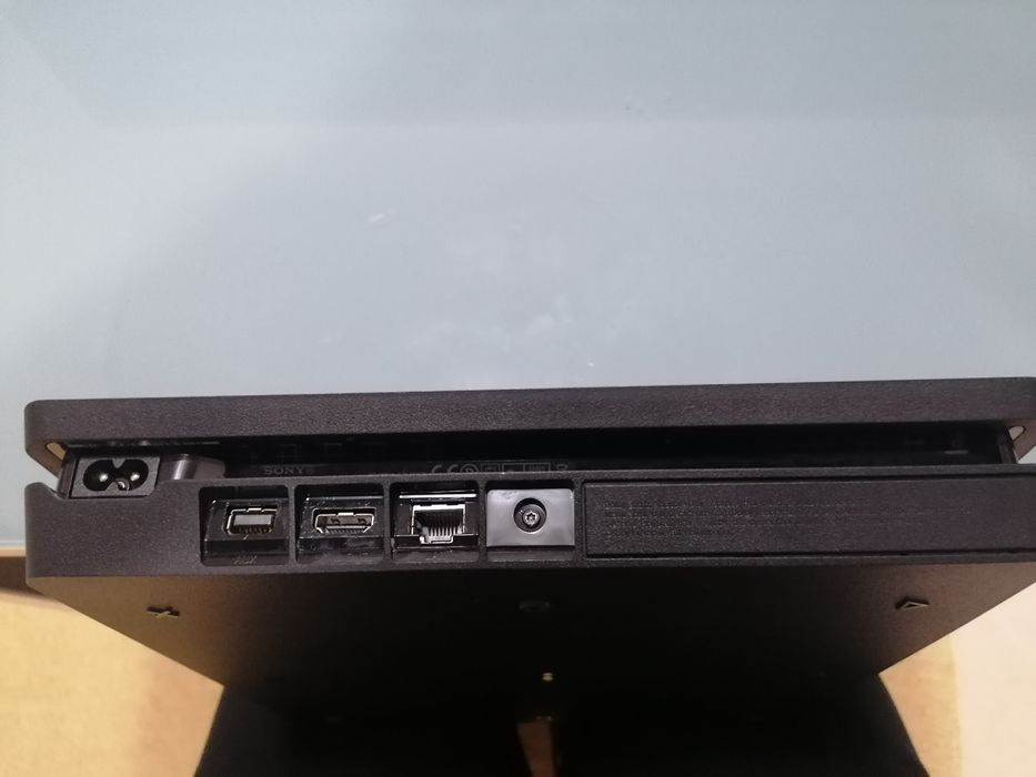 PS4 1TB com 1 comando e 2 jogos