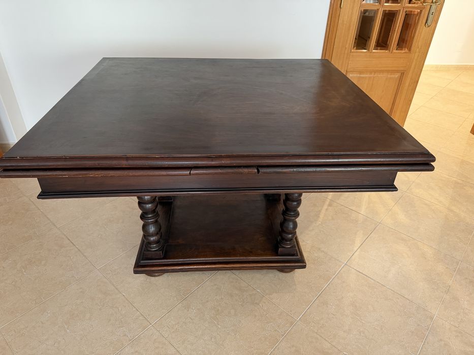 Mesa de jantar antiga em madeira escura de estilo manuelino  – Extensível