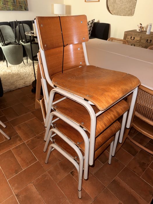 Cadeira Vintage em Madeira e Metal – Estilo Retro