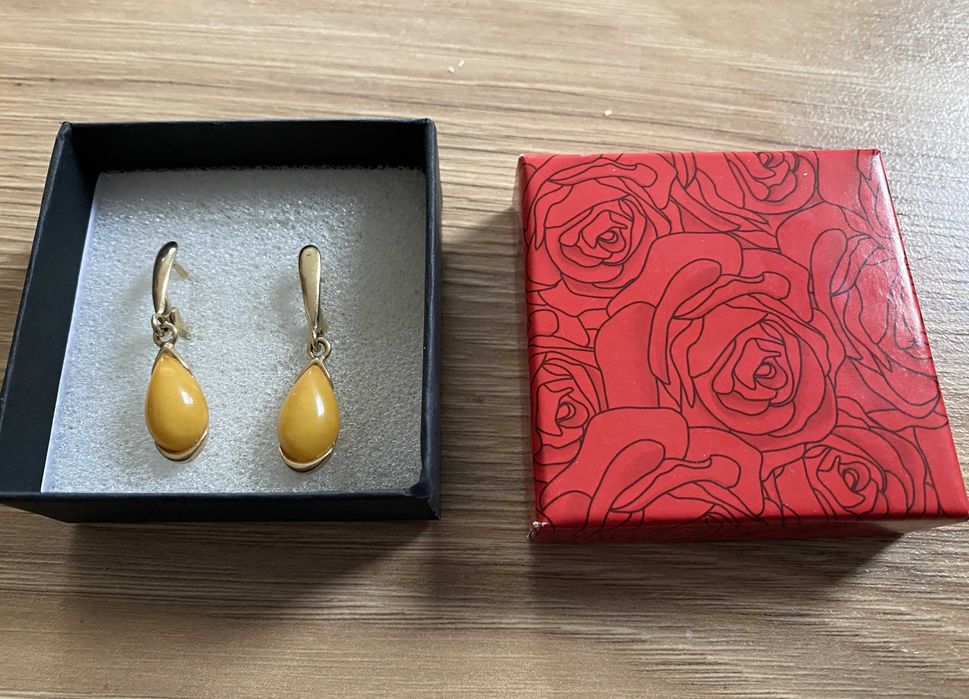 Kolczyki złote pr. 585, waga 4,48 gr. bursztyn mleczny żółty