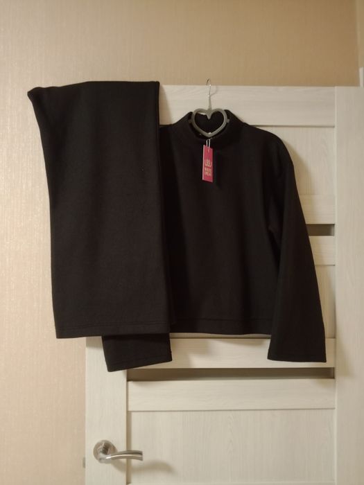 Шерстяной черный кастюм