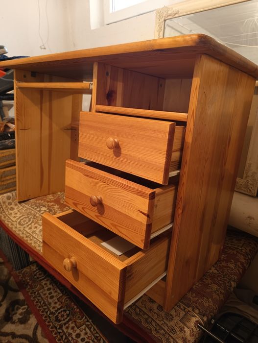 Biurko sosnowe z trzema szufladami.