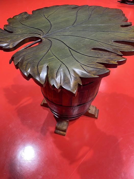 Mesa de bar feita a partir de um barril de carvalho muito antigo