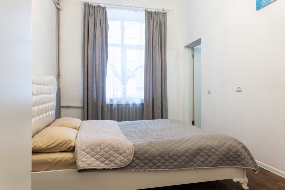 Двокімнатна квартира поряд з ТРЦ Nikolsky подобово/ майдан Конституції