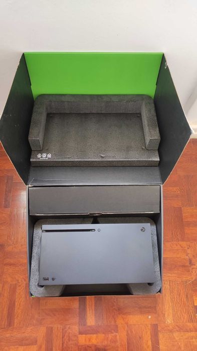 KIT Xbox Series X 1TB (Consola + 2 Comandos + Base Carregador + Acessórios)