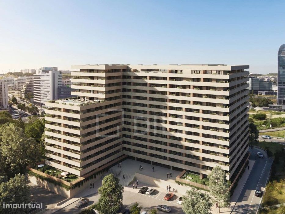 Apartamento T1 com varanda e garagem em Miraflores