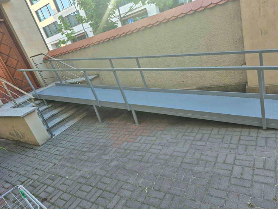 Najazd rampa dla niepełnosprawnych