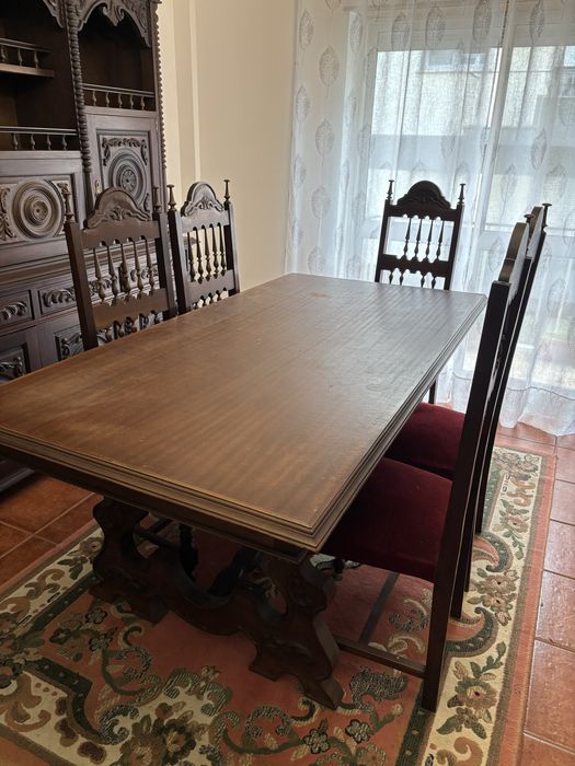 Conjunto móvel, mesa e cadeiras