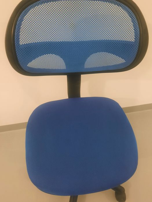 Cadeira de escritorio azul ideal para quarto de rapaz,