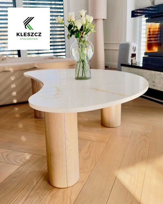 Elegancki Stolik Kawowy – Marmurowy Blat, Nogi z Litego Drewna