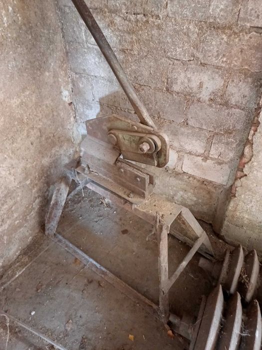 Nożyce do blachy gilotyna na podstawie