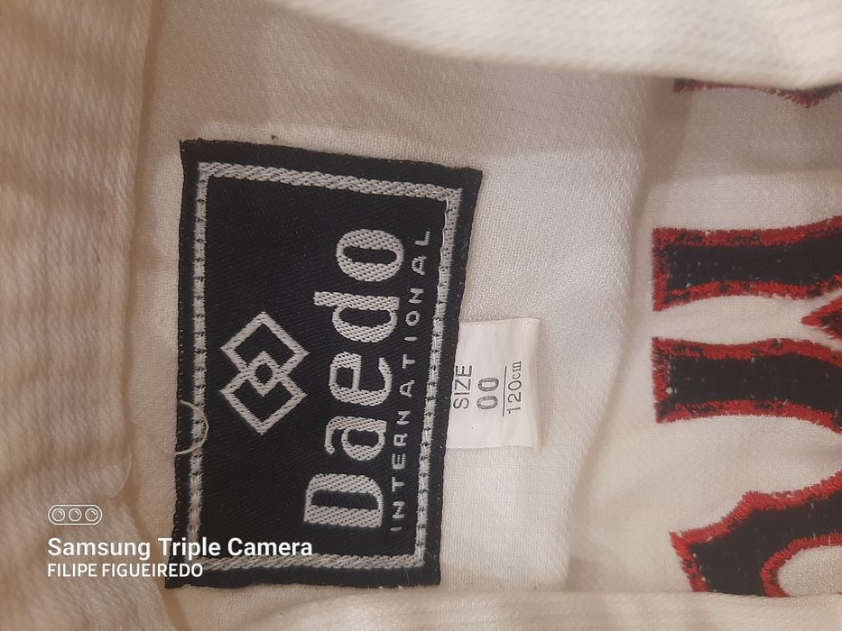 Fato taekwondo de criança com três cintos.