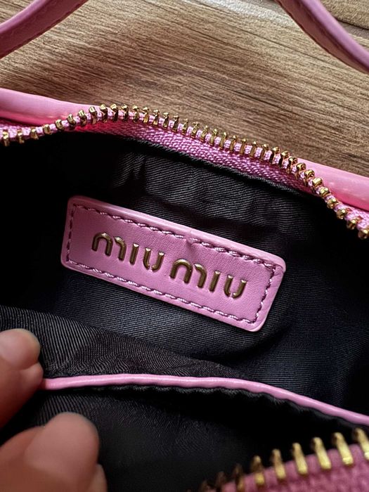 mała viralowa torebka miu miu