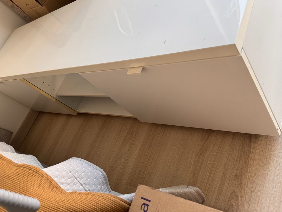 Movel TV lacado usado com apenas algumas marca de uso