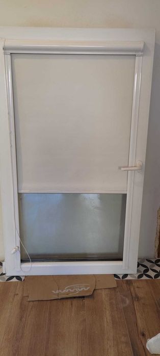 Okno PCV 89 × 146 cm | mahoń/białe | uchylno-rozwierne | 2-szybowe | roleta wewnętrzna