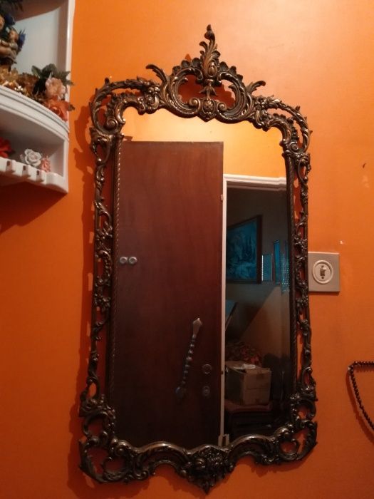 Credencia em ferro + Espelho. Bom Estado.