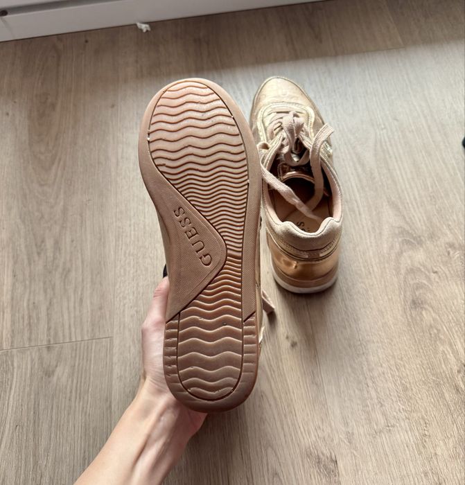 Zlote sneakersy Guess