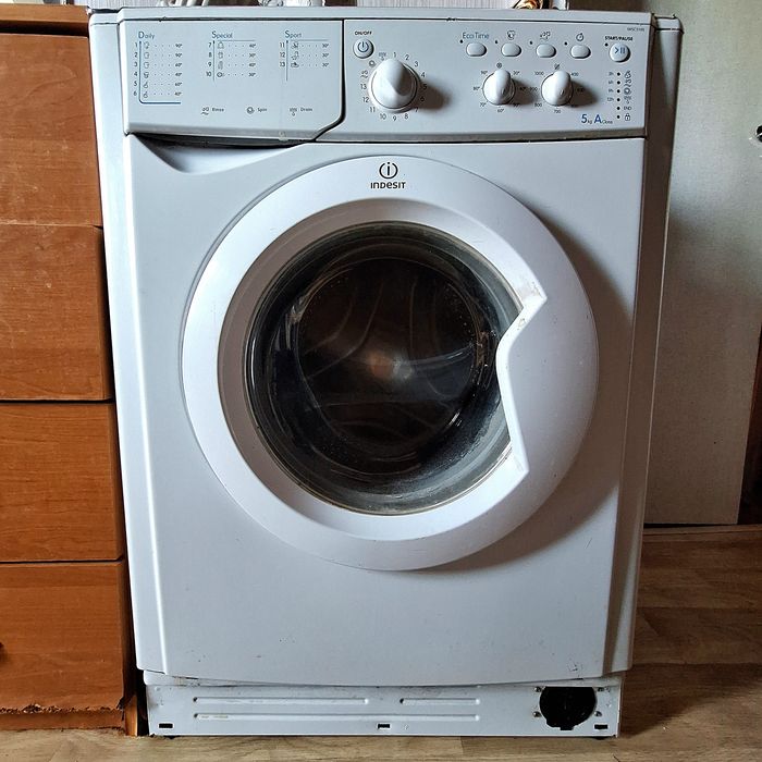 Продам стиральную машину на запчасти Indesit