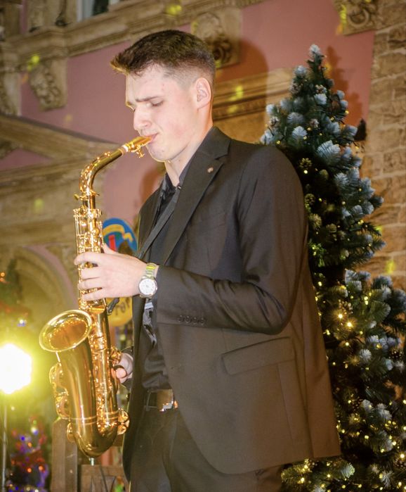 Саксофоніст Andriy Fiyalovych – жива музика для вашого свята