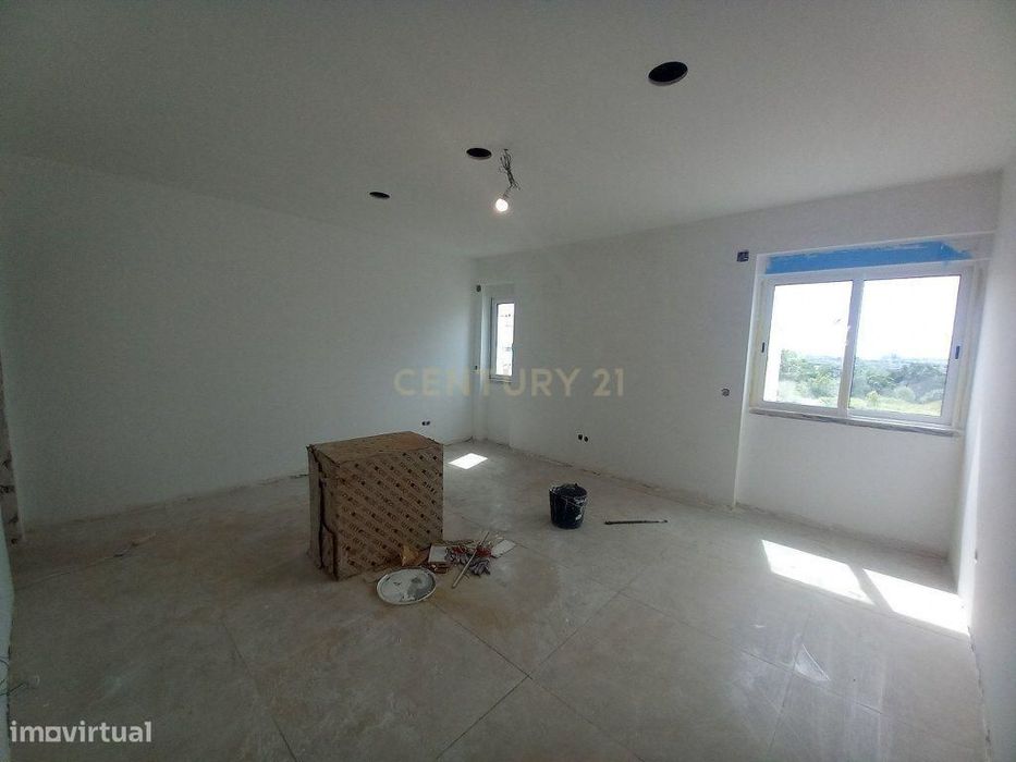 T2 Totalmente Remodelado no Carregado – Cozinha Equipada e Excelente A