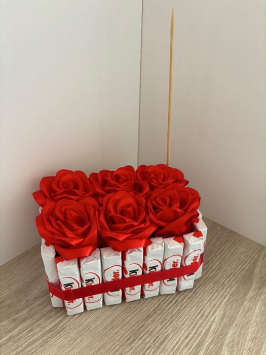 Rosas eternas, chocolates e balões