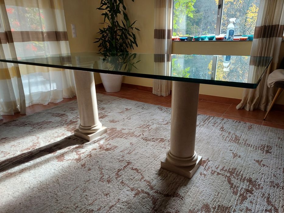 Mesa de jantar em vidro e pedra