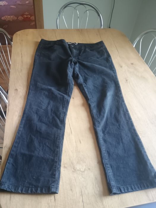Czarne spodnie jeansy